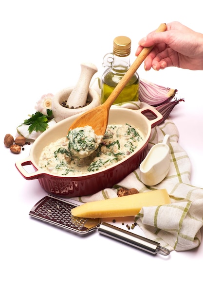 Kucharz przygotowujący danie